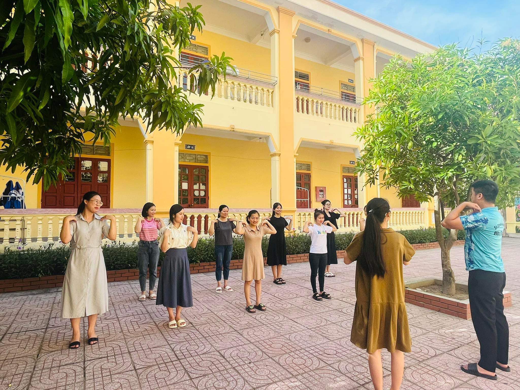 TRƯỜNG TIỂU HỌC ĐÔNG VĨNH TỔ CHỨC TẬP HUẤN SỬ DỤNG SÁCH GIÁO KHOA LỚP 4 VÀ ÁP DỤNG NHỮNG PHƯƠNG PHÁP GIẢNG DẠY MỚI